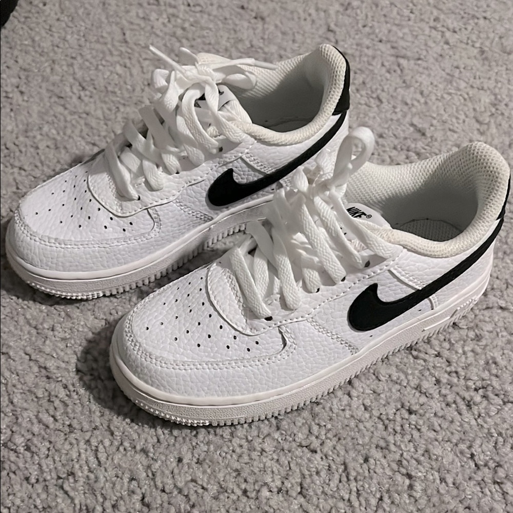 Nike White and Black Sneakers